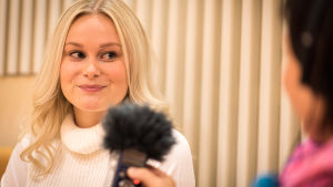 Cecilia Forsström intervjuas för Yle Vega. Luciakandidat Cecilia Forsström intervjuas för Yle Vega.