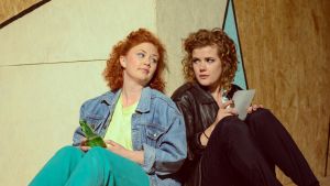Doris - flickan i läderrock låter flickor ta plats i de bärande rollerna. Här Frida Lassus och Mecki Ruokolahti. Frida Lassus och Mecki Ruokolahti i "Doris, flickan med läderrock".
