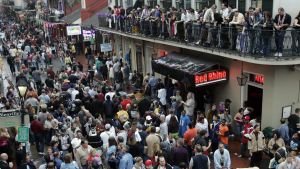 Turisterna flockas till Bourbon Street under Mardi Gras. Bourbon Street i New Orleans under Mardi Grasfestivalen.