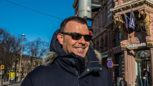 Regissören François Ozon på promenad i Helsingfors. François Ozon på promenad i centrala Helsingfors i mars 2017.