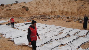 Libyska frivilliga från Röda halvmånen täckte över lik som sköljt in på stranden nära Al Zawiya, Libyen 20.2.2017 Libyska frivilliga från Röda halvmånen täckte över lik som sköljt in på stranden nära Al Zawiya, Libyen 20.2.2017