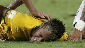Mardrömsscener under hemma-VM. Brasiliens Neymar skadar sig illa under semifinalen mot Colombia.