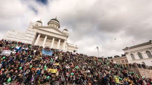 De senaste åren har också flera stora antirasistiska demonstrationer ordnas som svar på den tilltagande främlingsfientligheten. Demonstrationen "Nu räcker det!" lockade tiotusentals finländare ut på gatorna i september 2016. Demonstranter på trapporna vid Domkyrkan i Helsingfors.