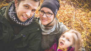Johannes och Nina Romppanen med 3-åriga dottern Lilja. Familjen Romppanen