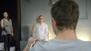 Ertappade. På bilden Kristiina Halttu och Eero Aho som Saara och Tapani, i förgrunden Markus Järvenpää som sonen Julius. Foto från Äidin rakkaus på Nationalteatern.