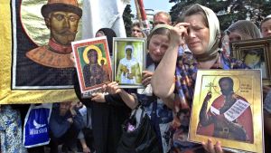 Troende i Moskva bad för tsar Nikolaj II i juli 2001 på årsdagen av mordet på honom. Han och familjen hade helgonförklarats året innan. Troende i Moskva minns mordet på tsar Nikolaj II.