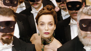 Kuvassa keskellä Joséphine (Kristin Scott Thomas).