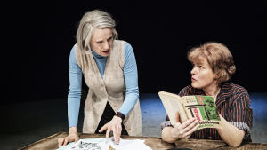 På väg till Japan. Ylva Ekblad och Hellen Willberg som Tove och Tooti. Ylva Ekblad och Hellen Willberg i Tove på Svenska Teatern.