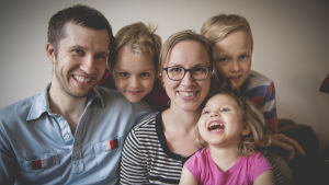 Mamma Nina, pappa Johannes med barnen Emil, Casper och Lilja. Familjen Romppanen