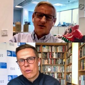Corona-epidemin gör att Carl Bildt och Alexander Stubb just nu kan mötas enbart på distans. Carl Bildt och Alexander Stubb på skärmmdumpar från webbinarium.