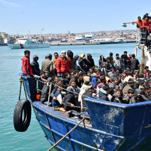 Pakolaisia laivan kannella. Heidät pelastettiin troolarilla noin 100 mailia Sisilian rannikolta ja tuotiin Catanian satamaan 12. huhtikuuta 2023.