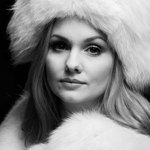 Emma Sandström som den ikoniska Catherine Deneuve. Emma Sandström som ung Catherine Deneuve.