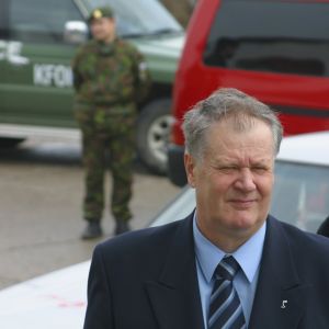 Seppo Kääriäinen funderade ofta på att sluta i politiken. På bilden från år 2002 besöker han Kosovo som försvarsminister. Seppo Kääriäinen i Kosovo år 2002 med KFOR-soldat i bakgrunden