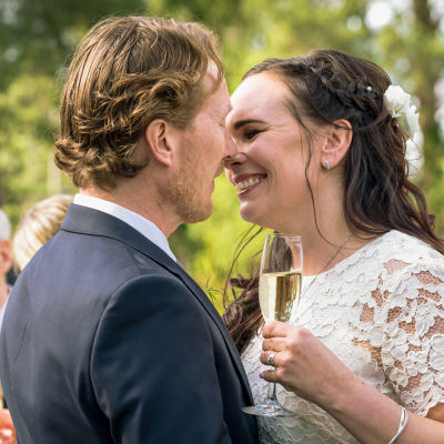 Bröllopsbild på Anna och hennes man.