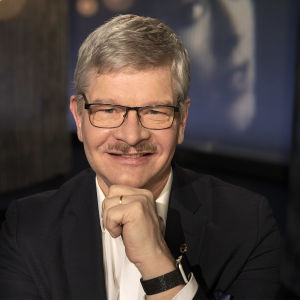 Bakteeriopin professori Pentti Huovinen kuvattuna Tampereen Mediapoliksen studiossa Anne Flinkkilän haastattelussa.