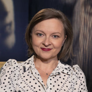 Kirjailija ja taidehistorioitsija Anna Kortelainen Flinkkilä & Kellomäki -ohjelman kuvauksissa Mediapoliksen studiossa Tampereella.