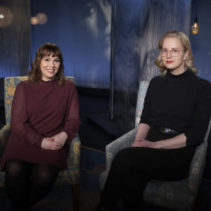 Kansanedustaja Noora Koponen sekä Laura Hovilainen istuvat Flinkkilä & Kellomäki -ohjelman studiossa Tohlopissa.