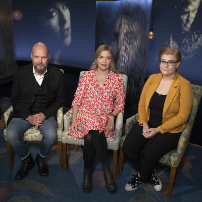Olavi Sydänmaanlakka, Miila Halonen-Saari ja Milla Malin Mediapoliksen studiossa keskustelemassa nuorten mielenterveysongelmista.
