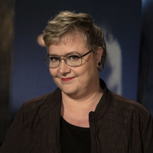 Kirjailija Raisa Omaheimo Flinkkilä & Kellomäki -ohjelman haastattelussa. Kuva otettu Mediapoliksen studiolla Tampereella.