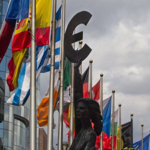EU-lippuja Brysselissä, euro-symboli