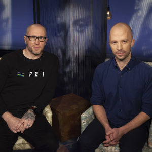 Ex-jääkiekkoilija Hannes Hyvönen ja teatteriohjaaja Eino Saari.