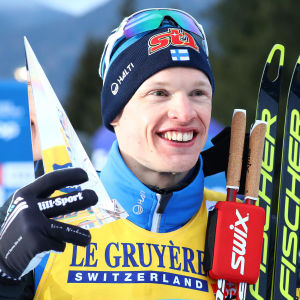 Iivo Niskanen visar upp sin pokal från Tour de Ski. 