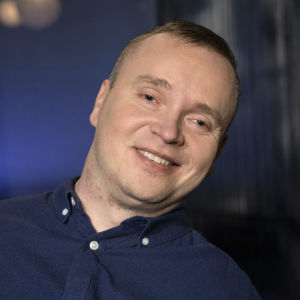 Näyttelijä Petri Poikolainen Mediapoliksen studiolla Flinkkilä & Kellomäki -ohjelman kuvauksissa. Iloinen ja hymyilevä kuva.