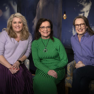 Yrittäjä ja bloggaaja Tiia Koivusalo, gynekologi Leena Väisälä ja näyttelijä Anna Hultin istuvat Flinkkilä & Kellomäki ohjelman studiossa.