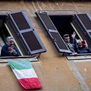 Italienare umgås via sina fönster. Rom 14.3.2020