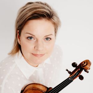kuvassa viulisti Paula Sundqvist viulu kädessä