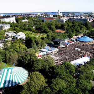 Ilmakuva Tuska-festivaalin aikaan Helsingin Kaisaniemestä, jossa festivaalitelttoja ja suuri yleisöjoukko.