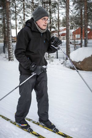 Seppo Lepistö hiihtää