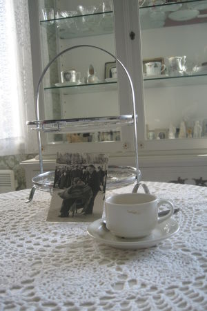 Kekkonens odiskade kaffekopp och ett fotografi på presidenten inlindad i en filt. Fotot taget i samband med invigningen av Metsä-Botina 1975 i Kaskö. Kekkonens odiskade kaffekopp och ett fotografi på presidenten inlindad i en filt. Fotot taget i samband med invigningen av Metsä-Botina 1975 i Kaskö.