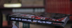Provtryck av boken Jag är en samlare, jag vill ha mer. Ryggen på boken Jag är en samlare, jag vill ha mer av Aja Lund.