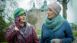Allt annat än enkelt i Enkelstöten. Sissela Kyle och Lotta Tejle som otippade brottslingar. Kaksi naista seisoo syksyisessä maisemassa