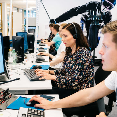 Ylen toimittajia työssään urheilutoimituksessa.