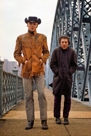 Joe ja Ratso. Joe Buck (Jon Voight) ja Ratso Rizzo (Dustin Hoffman) kävelevät sillalla New Yorkissa. Elokuvan Keskiyön cowboy mainoskuva.