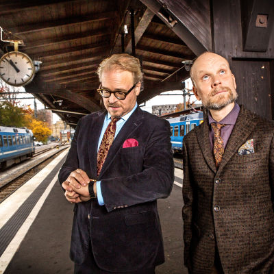Fredrik Lindström och Kristian Luuk på en tågperrong