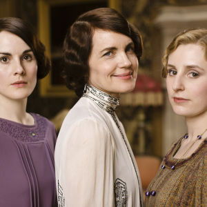 Lady Mary (Michelle Dockery), Lady Cora (Elizabeth McGovern) ja Lady Edith (Laura Carmichael)