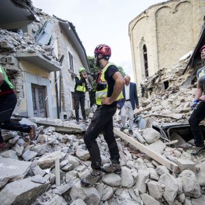 Räddningsarbete i Amatrice i Italien efter jordbävningen den 24 augusti 2016.