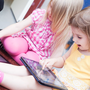 Lapset pelaavat Pikku Kakkosen uutta sovellusta tabletilla.