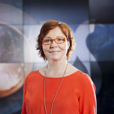 Heidi Finnilä är programledare för Obs debatt, Svenska Yle