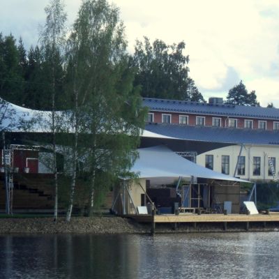 Utran kesäteatteri on aivan Pielisjoen varrella.