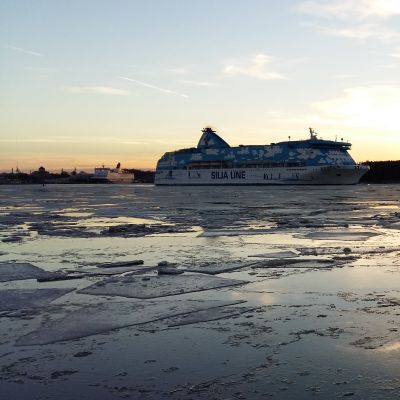 Tallink Siljas Galaxy och Viking Amorella lämnar Åbo hamn en isig vintermorgon i februari.