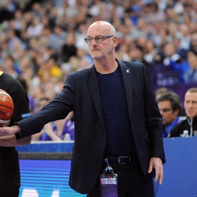 Henrik Dettmann står med en basketboll i handen