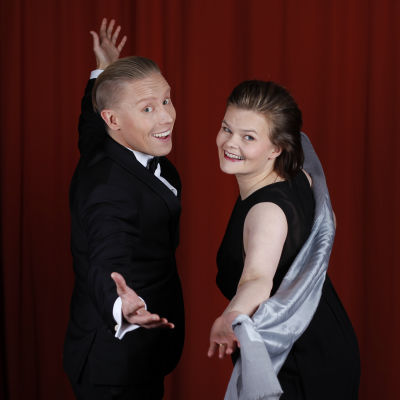 Nicke Aldén och Silja Sahlgren-Fodstad poserar framför en röd ridå.