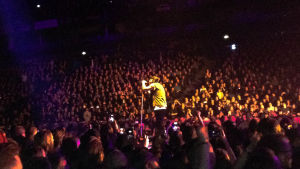M. Shadows på catwalken M. Shadows från Avenged Sevenfold i arenan i Helsingfors 7.3. 2017