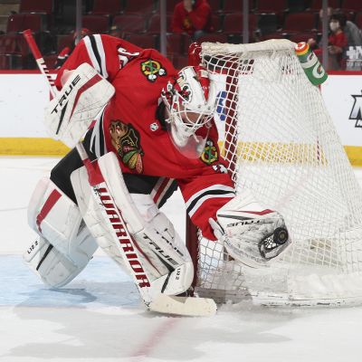 Kevin Lankinen torjuu Chicagon maalilla.
