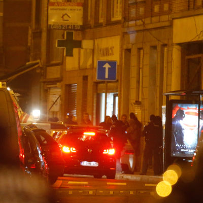 Belgiska säkerhetsstyrkor i arkivbild från när Salah Abdeslam greps förra veckan i stadsdelen Molenbeek i Bryssel.
