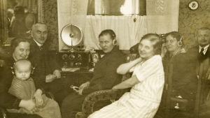 Uppmärksamt lyssnande Radio oli harvinainen 1920-luvulla. Martikaisen perheessä sitä kuunneltiin kuulokkeilla ja myös kovaäänisestä.